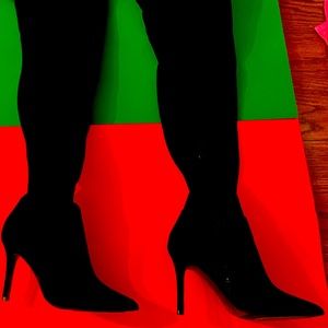 ALDO Women’s knee high boots! Sexy worn once.